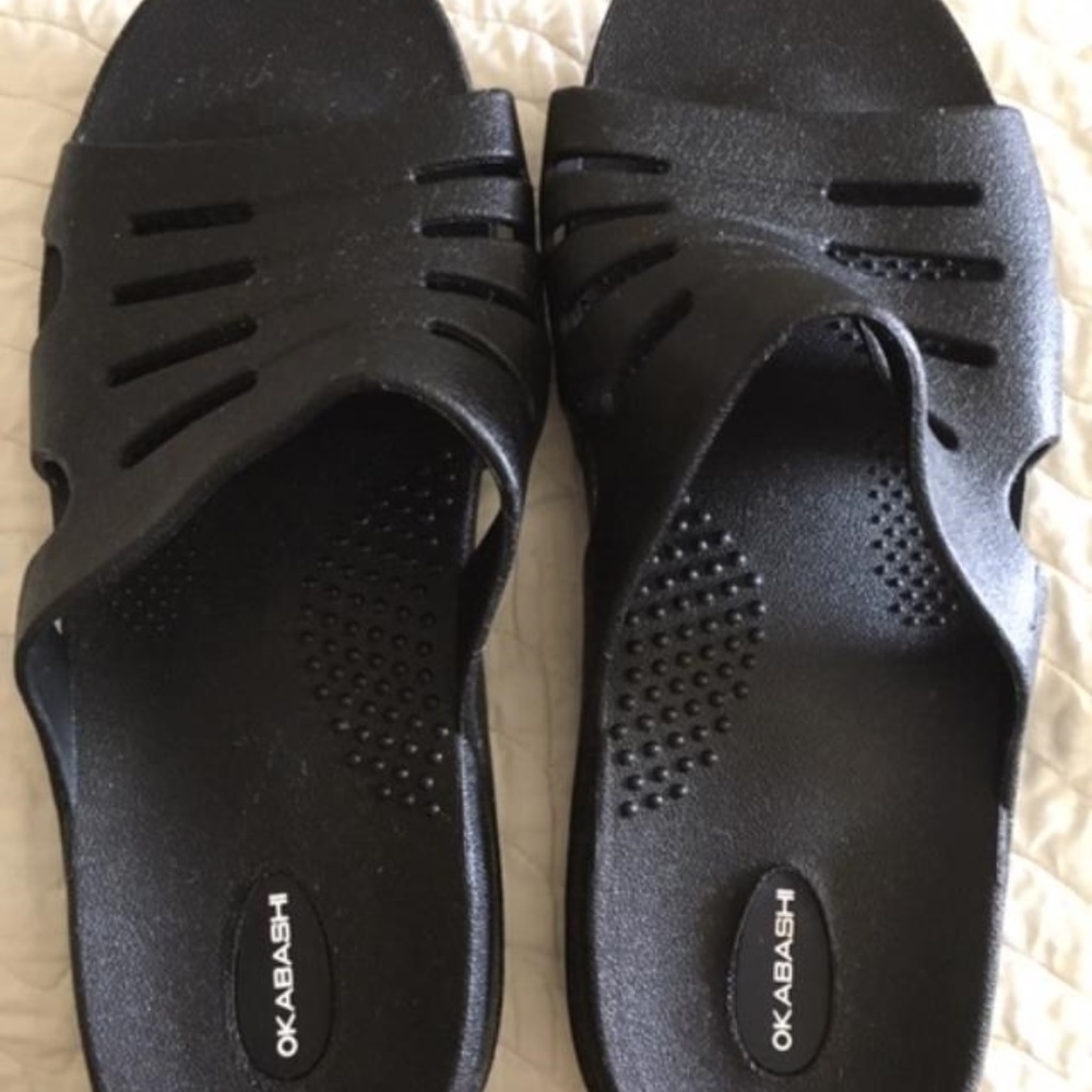 Men's Slippers NWOT